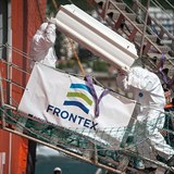 Zaměstnanci agentury Frontex vynášejí na italském pobřeží rakve s těly lidí,...