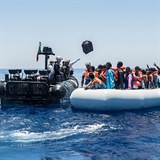 Na Středozemní moře vyjíždějí pomáhat nejen vládní lodě, ale i dobrovolníci a...