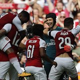 Arsenal slavil na zatku sezony vhru v anglickm Superpohru.