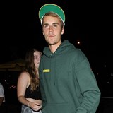 Biebera zaujala dívka ve fitcentru. Ta mu vrazila kudlu do zad.