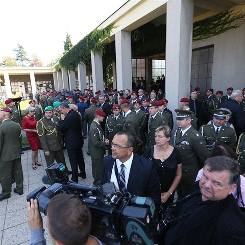 Ndvo Krematoria Stranice se jen hemilo uniformami.