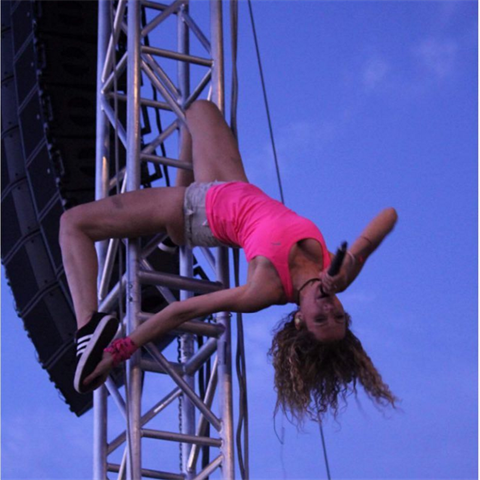Olga na svch koncertech pedvd akrobatick kousky.