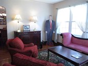 Maketa Donalda Trumpa v obýváku prý je skvlý spoleník pi sledování televize....