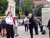 Policie na míst útoku v Turku ukliduje dav lidí.