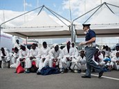 Migranti vylodní v Itálii musí projít nkolika kontrolami.