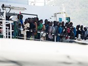 Jedna z lodí evropských pobeních stát, která zachrauje migranty z gumových...