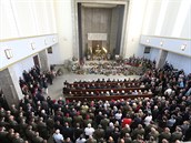 Zaplnní sál stranického krematoria na pohbu Jaroslava Klemee.