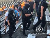 Na konci derby se hradetí ultras pobili s ochrankou. Musel zasáhnout policie.