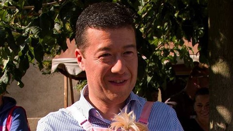 Tomio Okamura s psím milákem.