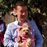 Tomio Okamura s psím miláčkem.