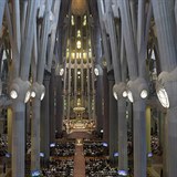 Katedrla Sagrada Familia je velmi oblbenou turistickou atrakc.