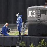 Dánští forenzní vyšetřovatelé prohledávají ponorku UC3 Nautilus, kterou...