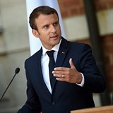 Kolik líčidla má na sobě Macron třeba na této fotografii?