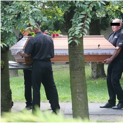 Pohřeb obětí masakru v Lázních Bělohrad byl velmi ponurý.