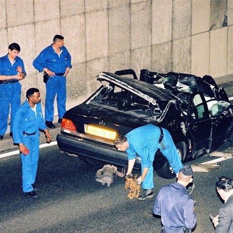 Motor auta se prorazil a na pedn sedadla.