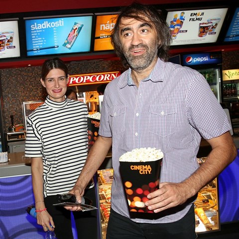 Jakub Kohk manelku vyvedl do kina.