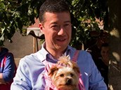 Tomio Okamura s psím milákem.