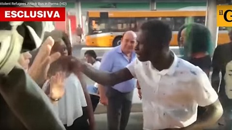 Vzteklí migranti atakovali autobus s idiam v Itálii.