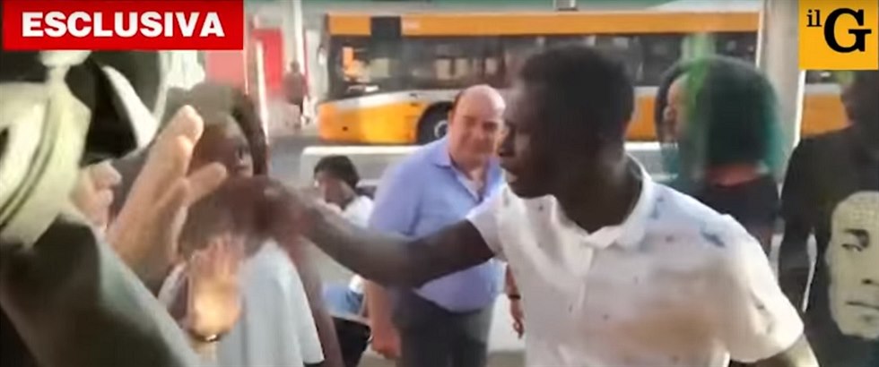 Vzteklí migranti atakovali autobus s idiam v Itálii.