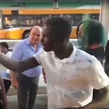Vzteklí migranti atakovali autobus s řidičam v Itálii.
