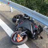 Motork na ervenohorskm sedle podjel pod svodidly a spadl ze srzu.