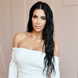 Kim Kardashian se pyn krsnmi vlasy.