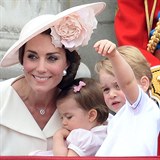 Vévodkyně Kate čeká třetí dítě.