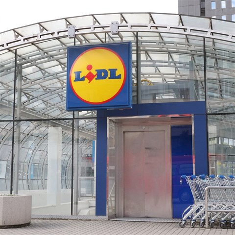 Na snmku Lidl, kter sdl u stanice metra Budjovick.