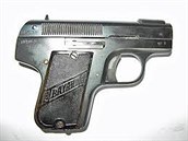 Samonabíjecí pistolka Pieper Bayard byla tehdy celkem rarita.
