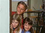 Monika (vpravo dole) hrála v seriálu My vichni kolou povinní.