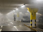 Kvli poáru jednoho automobilu v podzemních garáích muselo být evakuováno...