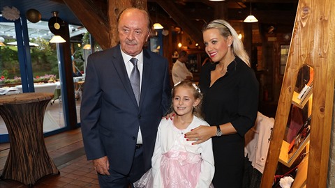 Frantie Janeek se svou partnerkou Terezou Mátlovou a jejich dcerkou.
