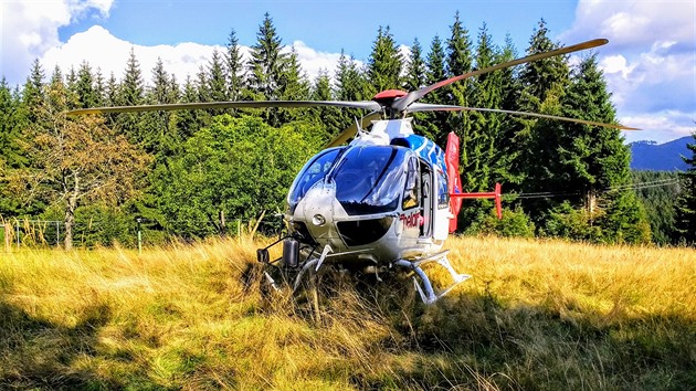 Kvli tísovému volání z horského terénu u obce Krásná v Beskydech vyslali záchranái do akce také vrtulník.