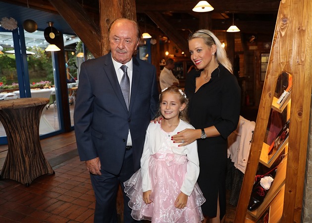 Františe Janeček se svou partnerkou Terezou Mátlovou a jejich dcerkou.