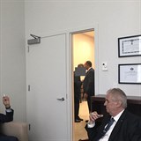 Miloš Zeman na cigárku s ministrem zahraničí Ruské federace Sergejem Lavrovem.