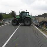 Policist zjistili, e traktor, jedouc ve smru od obce Mlade na ervenou...