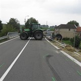 Policist zjistili, e traktor, jedouc ve smru od obce Mlade na ervenou...