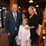 Františe Janeček se svou partnerkou Terezou Mátlovou a jejich dcerkou.