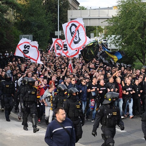 Pochod se nesl v ponkud agresivnm duchu.