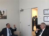 Milo Zeman na cigárku s ministrem zahranií Ruské federace Sergejem Lavrovem.