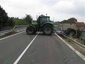 Policisté zjistili, e traktor, jedoucí ve smru od obce Mlade na ervenou...