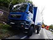 Hasii zasahovaly v Ostrav-Radvanicích u nehody montáního vozu Man, který se...