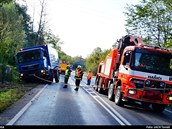Hasii zasahovaly v Ostrav-Radvanicích u nehody montáního vozu Man, který se...