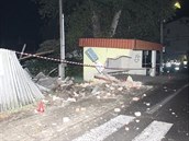 Nabouraná autobusová zastávka v Jílovém.