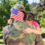 Americký voják loučící se s malou holčičkou (ilustrační foto)