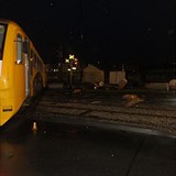 Srka osobnho vlaku s kamionem na elezninm pejezdu v Diviov ulici v...