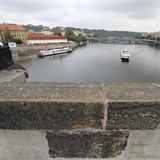 Detail místa na Karlově mostě, odkud započal pád, v jehož důsledku Jan Tříska...