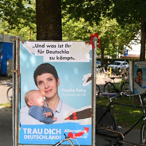 Ldryn AfD Frauke Petryov se svm dttem na plaktu.