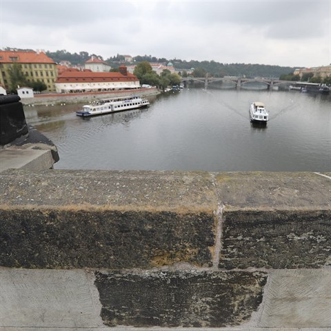 Detail msta na Karlov most, odkud zapoal pd, v jeho dsledku Jan Tska...