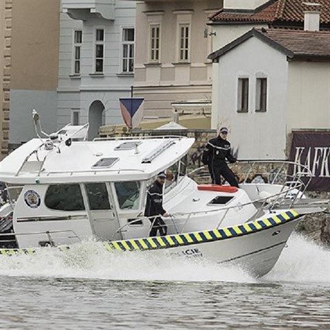 Chlouba ponho tvaru Mstsk policie, lo Nord Star na Vltav.